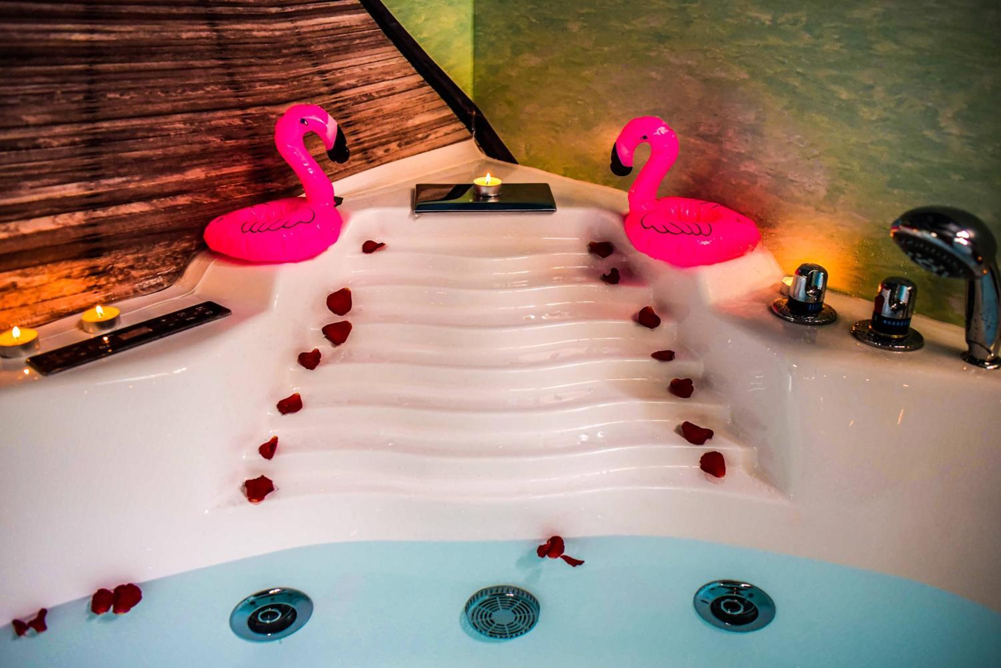 Hot Jacuzzi In Cracow Apartment